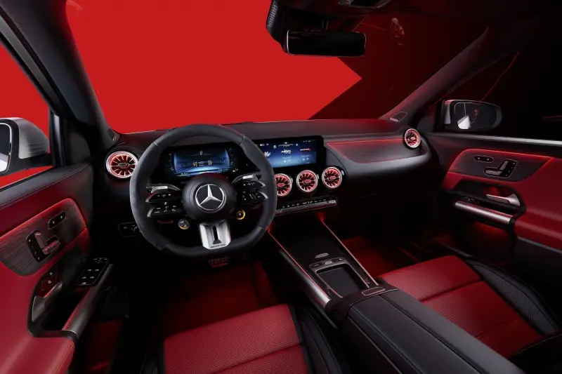 mercedes gla interni rosso pepe e nero