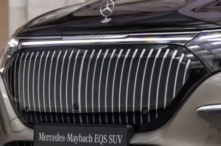 Mercedes Maybach EQS 680 SUV fronte